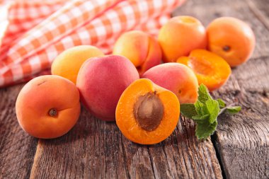 Bütün ve dilimlenmiş kayısı