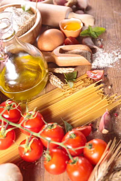 Raw spaghetti and ingredients — Stock Photo, Image