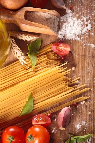 Rohe Spaghetti und Zutaten — Stockfoto