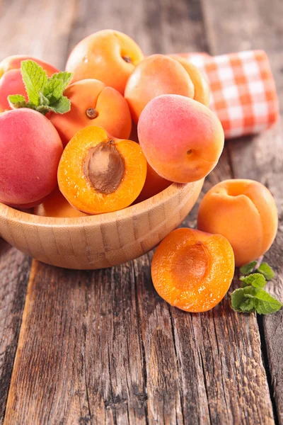 Whole and sliced apricots — Stock Photo, Image