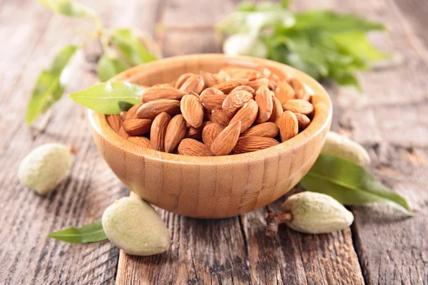 Cuenco con almendras enteras — Foto de Stock