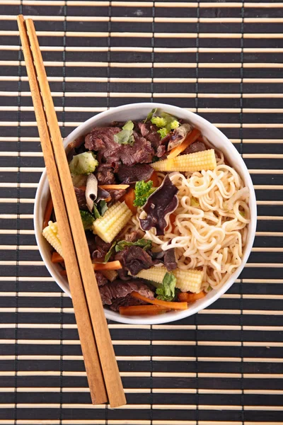 Sopa china con fideos y verduras —  Fotos de Stock