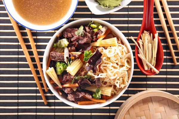 Zuppa cinese con tagliatelle e verdure — Foto Stock