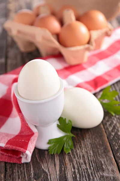 Telur putih dalam cangkir telur — Stok Foto