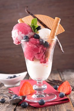 dondurma ve bisküvi