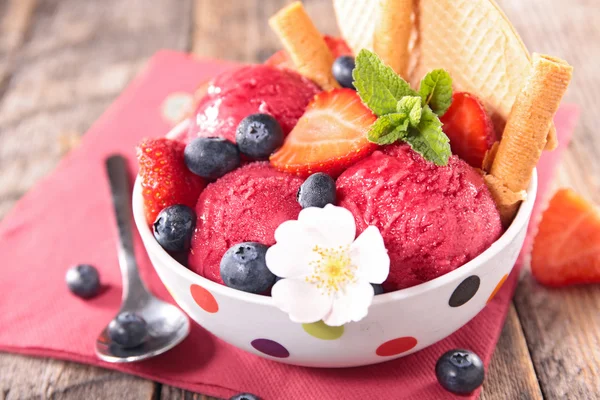 Helado con bayas — Foto de Stock