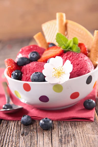 Ice cream with berries — Stock Photo, Image