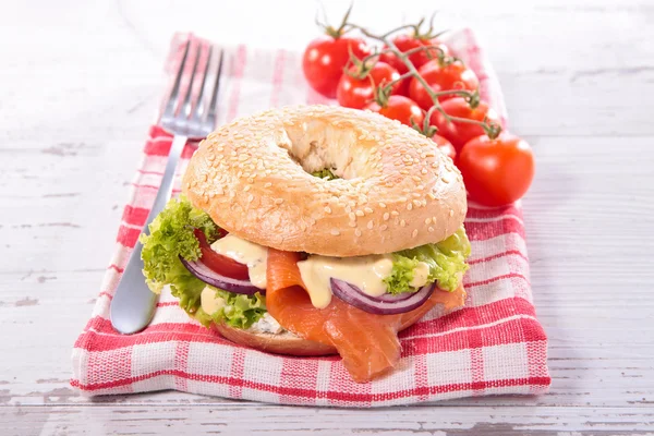 Bagel met gerookte zalm — Stockfoto