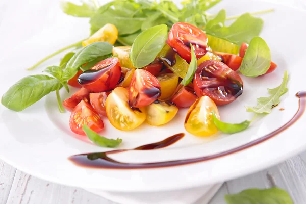 Tomatensalat mit Sauce — Stockfoto