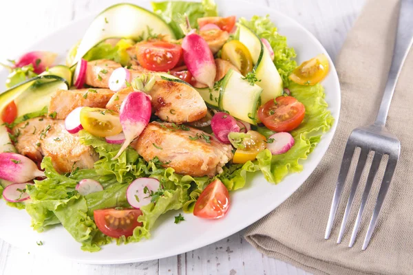 Salat mit Huhn und Gemüse — Stockfoto