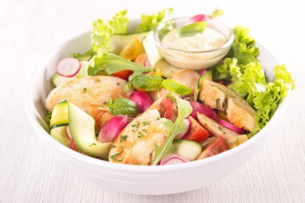 Salada com frango e legumes — Fotografia de Stock