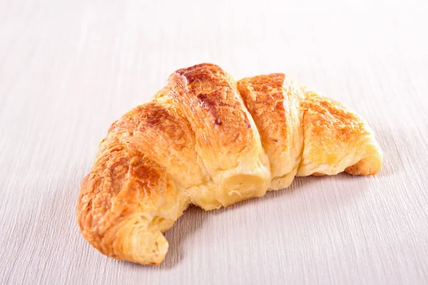 Tuoreena paistettu croissant — kuvapankkivalokuva