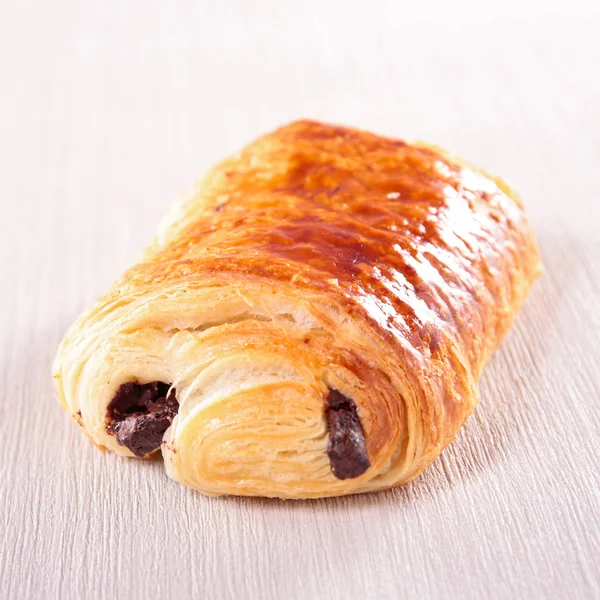 Frisches Schokocroissant — Stockfoto