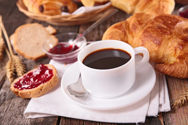 Śniadanie: filiżanka kawy i wypieki — Zdjęcie stockowe