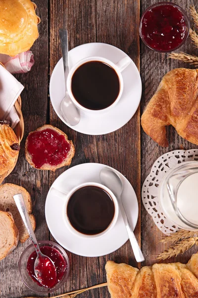 Colazione con tazze di caffè e pasticcini — Foto Stock