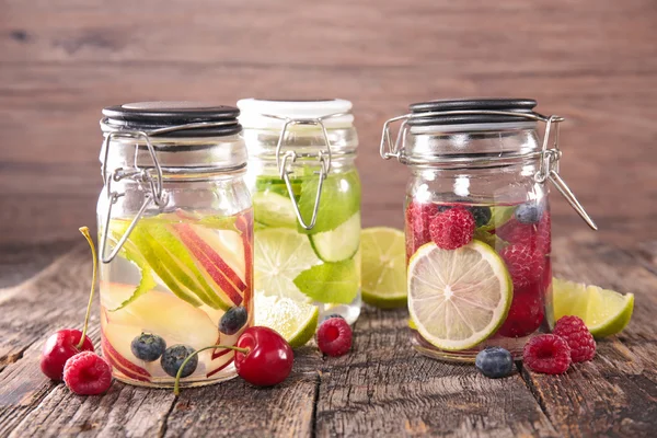 Agua de desintoxicación con diferentes gustos — Foto de Stock