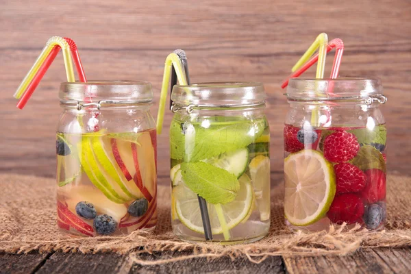 Detox water met verschillende smaken — Stockfoto