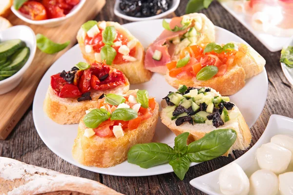 Bruschetta e outros ingredientes — Fotografia de Stock