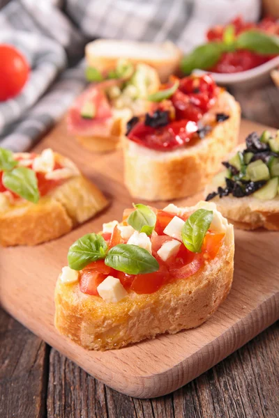 Bruschetta e outros ingredientes — Fotografia de Stock