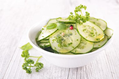 taze salatalık salatası