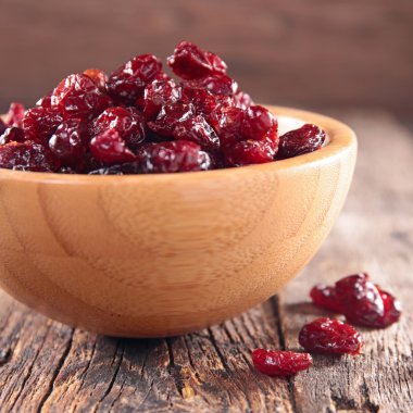 ahşap kase kurutulmuş cranberries