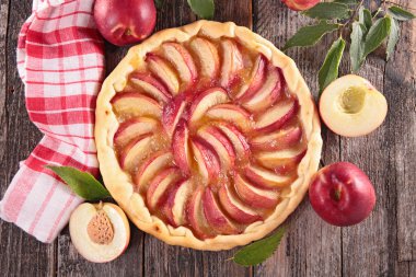 taze şeftali tart ahşap üzerine