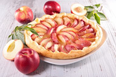 taze şeftali tart ahşap üzerine
