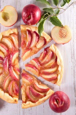 taze dilimlenmiş şeftali tart ahşap üzerine