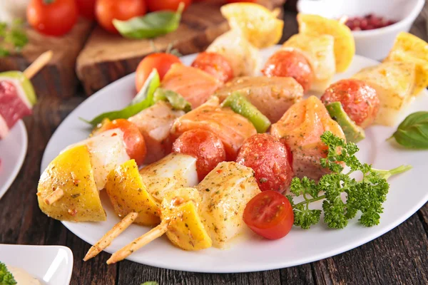 Peixe grelhado com legumes — Fotografia de Stock