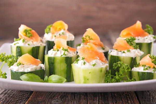 Canapé con pepino, queso y salmón — Foto de Stock