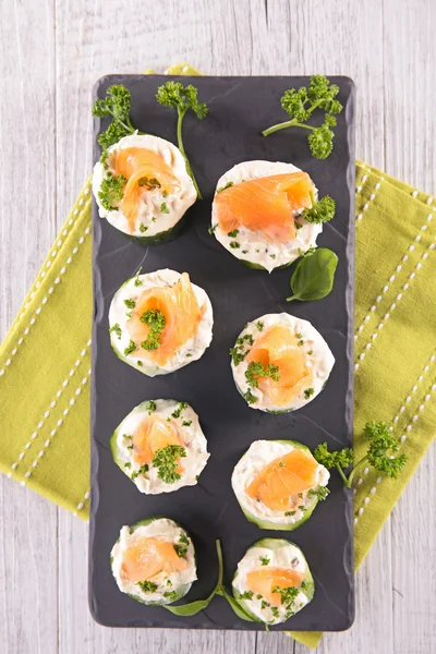 Salatalık, peynir ve somon kanepe — Stok fotoğraf