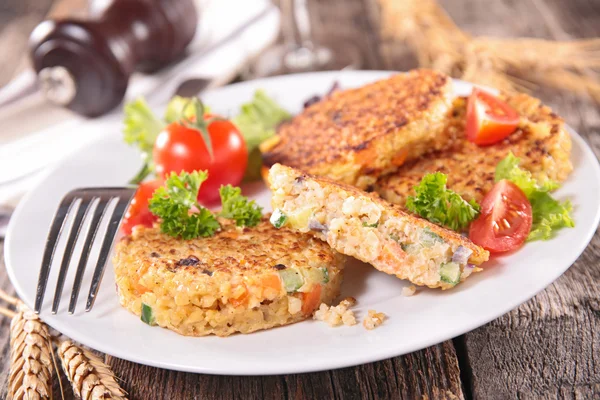 Quinoa galette with tomatoes and lettuce — Stock Photo, Image