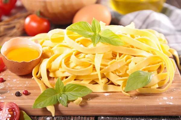 Tagliatelle com manjericão, ovo e outros ingredientes — Fotografia de Stock