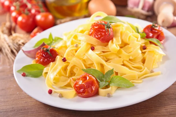 Vers gemaakte Tagliatelle met tomaten — Stockfoto