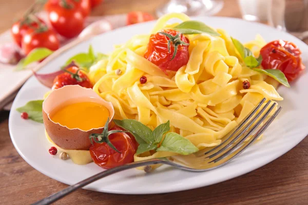 Tagliatelle recién hecho con tomates — Foto de Stock