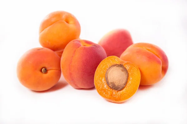 Цілі і нарізані Свіжі абрикоси — стокове фото