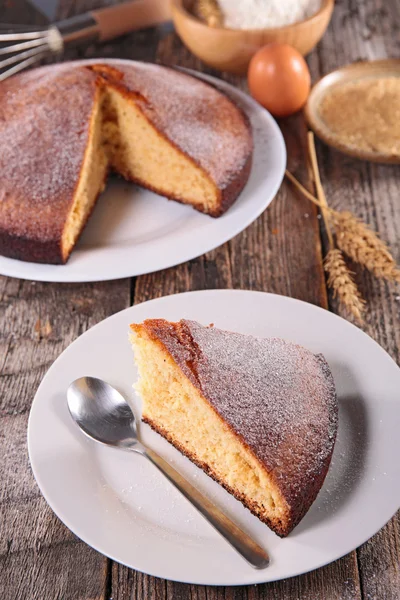 Zelfgemaakte cake met gesneden gedeelte — Stockfoto