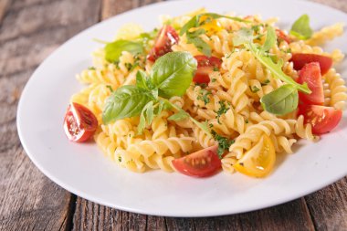 domatesli makarna ve fesleğen