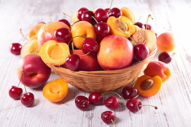 hasır sepet meyve ile