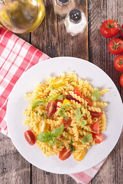 Nudeln mit Tomaten und Basilikum — Stockfoto