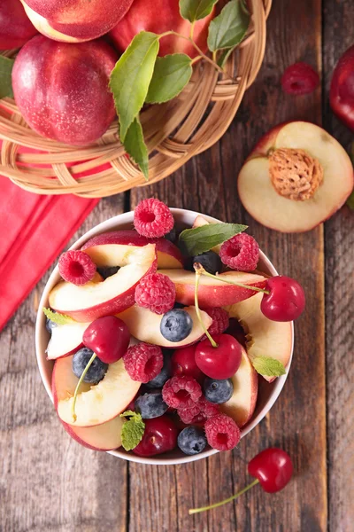 Mezcla ensalada de frutas en mesa de madera —  Fotos de Stock