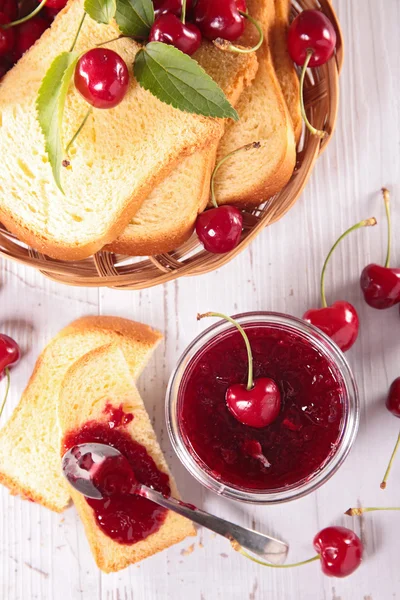 Cherry jam med färska körsbär och bröd — Stockfoto