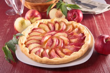 taze şeftali tart ahşap üzerine