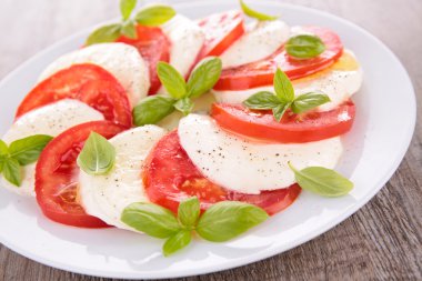 Caprese salatası, domates, mozzarella