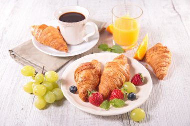 Kahve, kruvasan ve meyve Kahvaltı