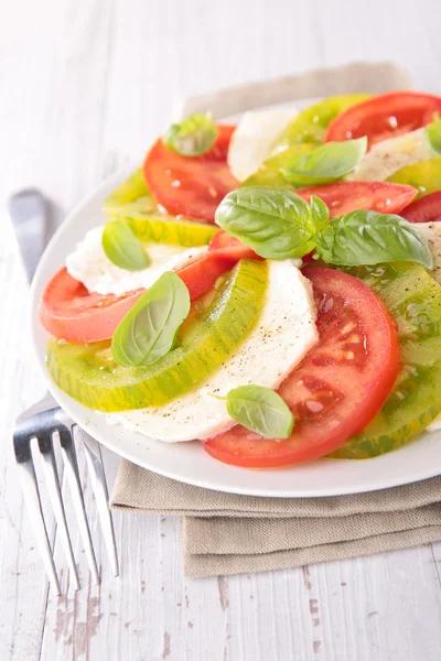トマトのサラダ、カプレーゼ サラダ — ストック写真