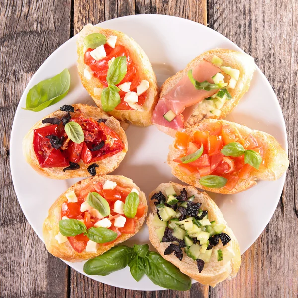 Aperitivos bruschetta variados — Fotografia de Stock