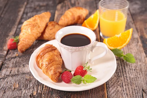 Xícara de café e croissant com morangos — Fotografia de Stock