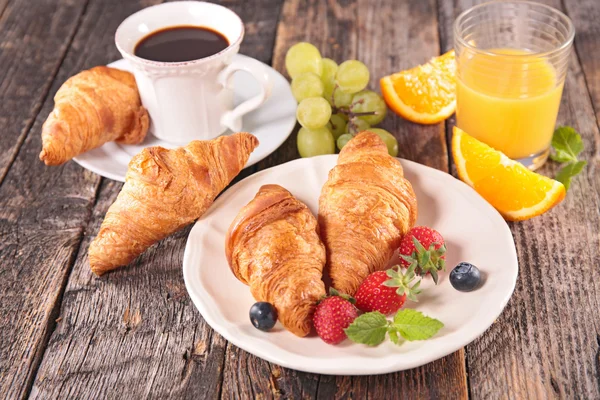 Croissanter, orange juice, kaffe — Stockfoto