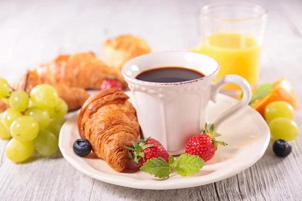 咖啡、 羊角面包和水果一起吃早餐 — 图库照片
